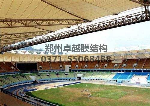 青島頤中體育場膜結(jié)構(gòu)罩棚遮蔽著整個(gè)看臺(tái)