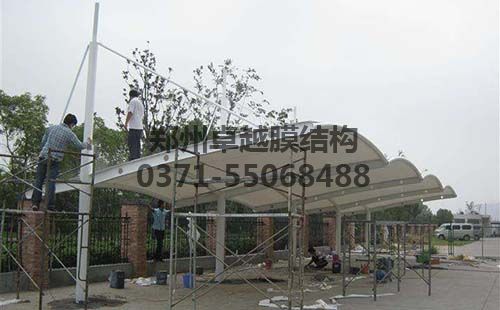施工人員正在安裝的膜結(jié)構(gòu)車棚