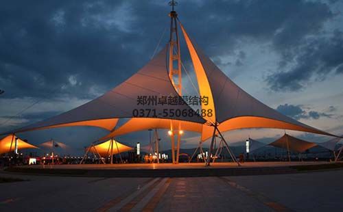 配合燈光的膜結(jié)構景觀夜間效果