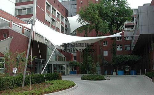 某公司辦公樓前的膜結(jié)構景觀