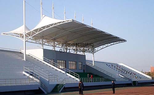 某學(xué)校的膜結(jié)構(gòu)看臺實拍圖