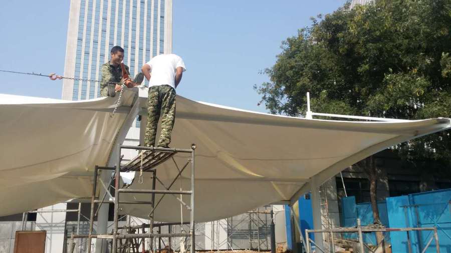 膜結(jié)構(gòu)停車(chē)棚的光照性有什么優(yōu)點(diǎn)？