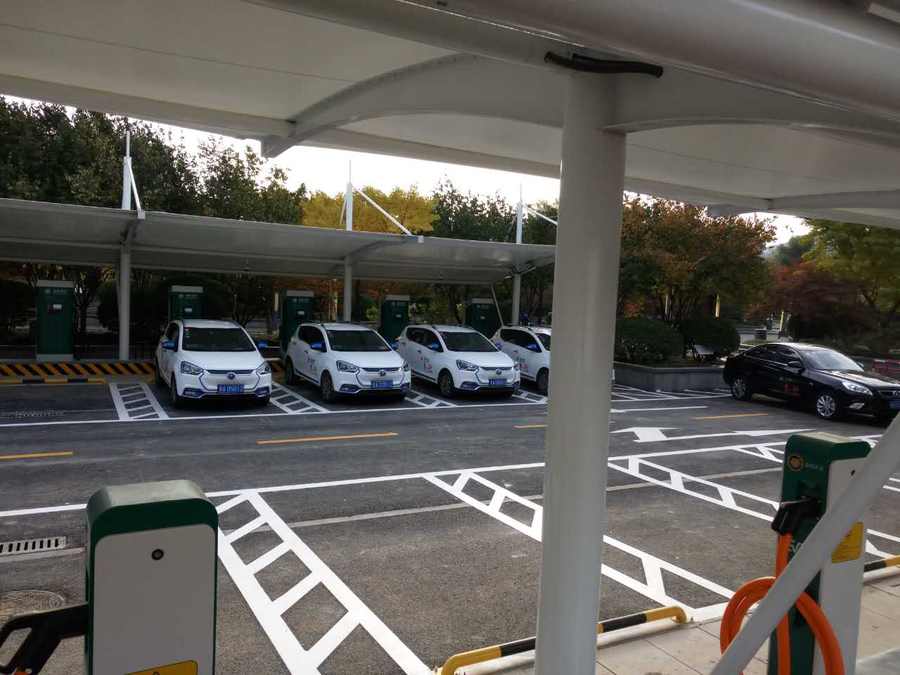 七字型的汽車停車棚，也是汽車蓬里，使用比較多的一款造型