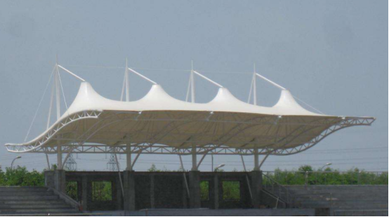  膜結(jié)構(gòu)施工中膜材是如何安裝的呢？